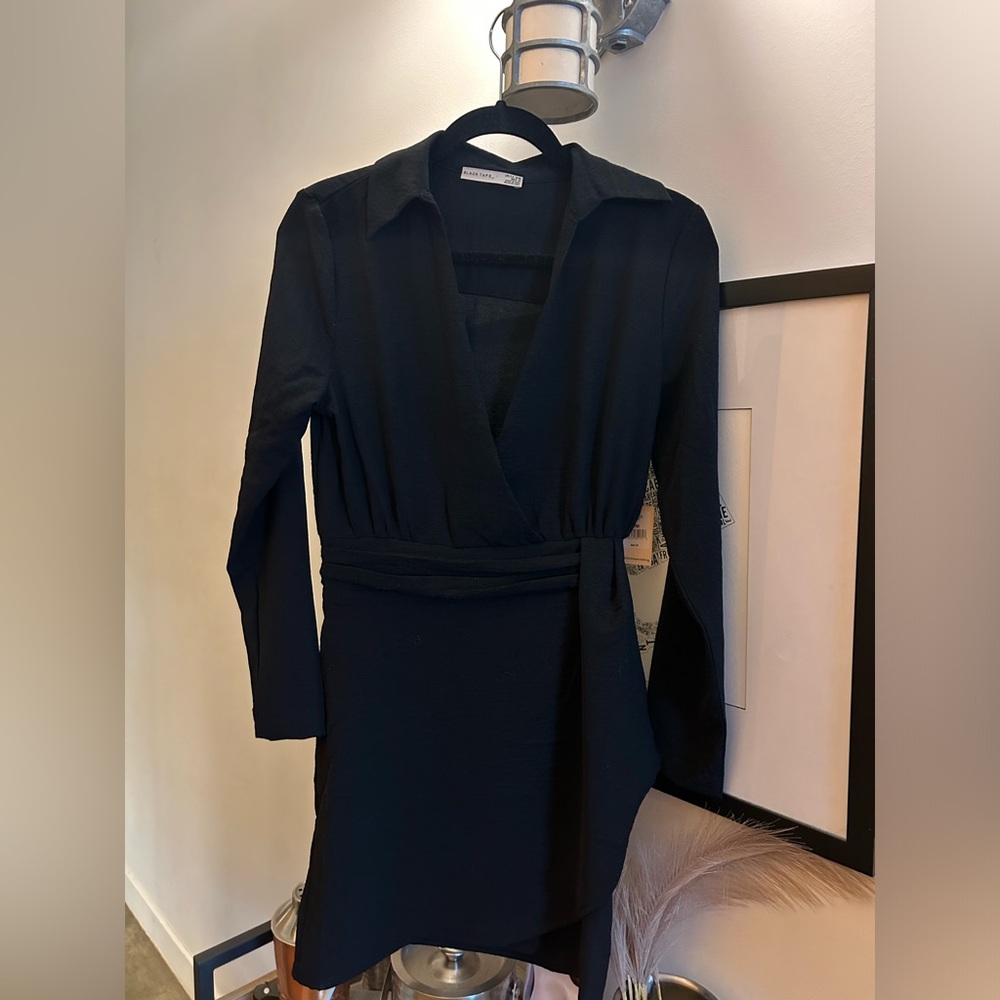 Elegant black shirt dress with details around waist
